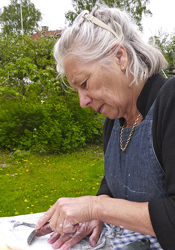 Kari descaling fish skin